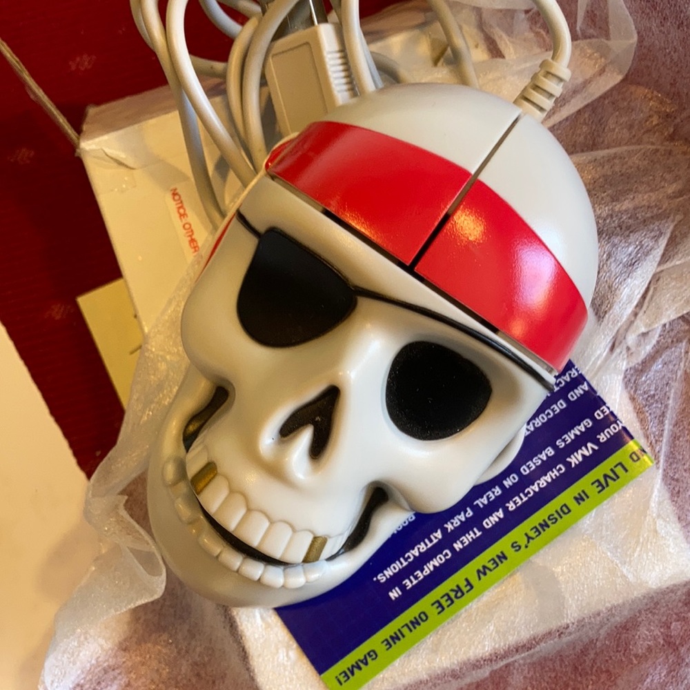 Mint in box ✨skull, wired USB mouse, roller ball. Pirate like Johnny Depp unused